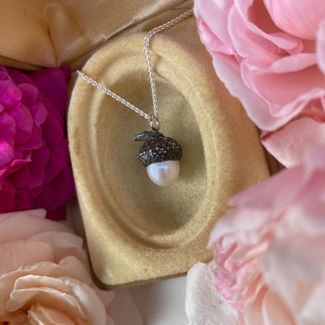 Acorn Cup Pearl Necklace
